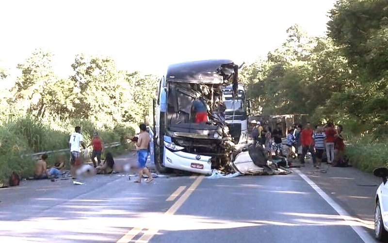 Batida Entre Nibus E Carreta Mata E Fere Na Br Leia Not Cias