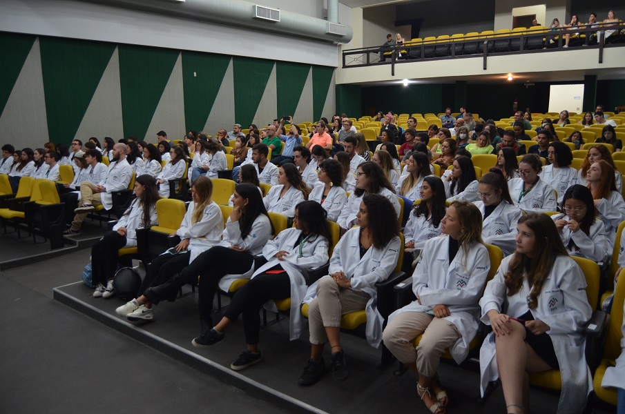 Botucatu Unesp realiza Cerimônia de Entrega do Jaleco para alunos de