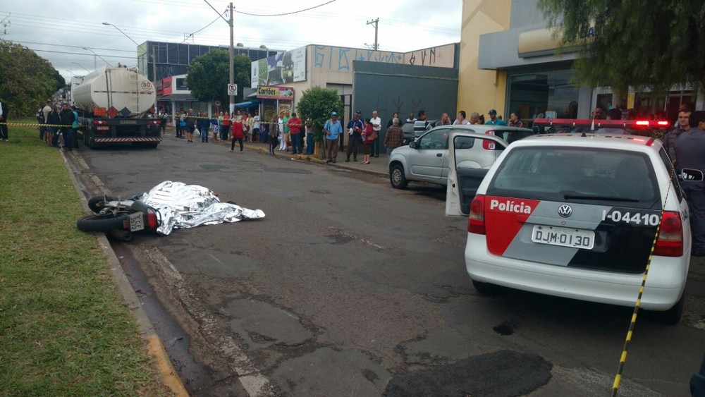 Motociclista morre após cair e ser atropelada por caminhãotanque em Bauru Leia Notícias Motociclista morre após cair e ser atropelada por caminhãotanque em Bauru Leia Notícias