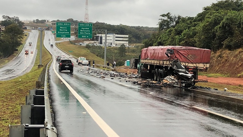 Acidente Entre Caminhões Deixa Um Motorista Ferido Na Rodovia Sp 270 Em Bauru Leia Notícias 2502