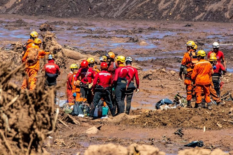 imagens de satélite mostram antes e depois do rompimento da barragem em