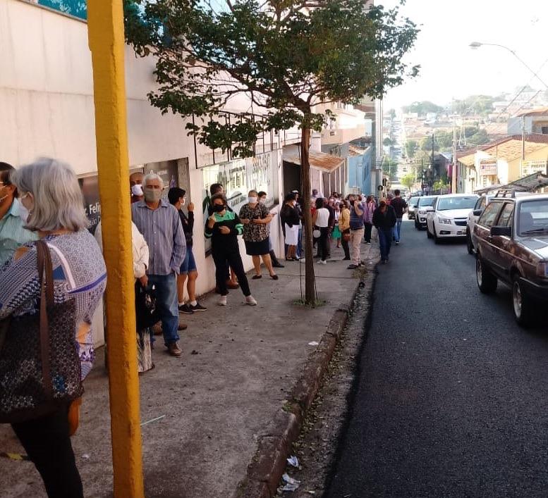 whatsapp-image-2020-07-07-at-12-00-04-pm Botucatu: Agência bancária é autuada por fila com mais de 100 pessoas no Centro, sem espaçamento