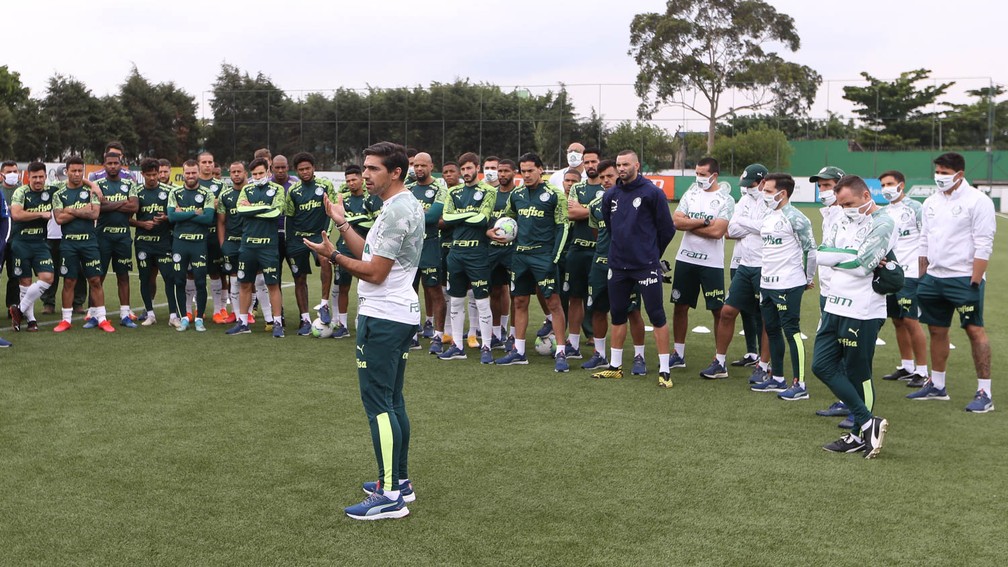 Palmeiras se reapresenta com treino técnico após classificação à