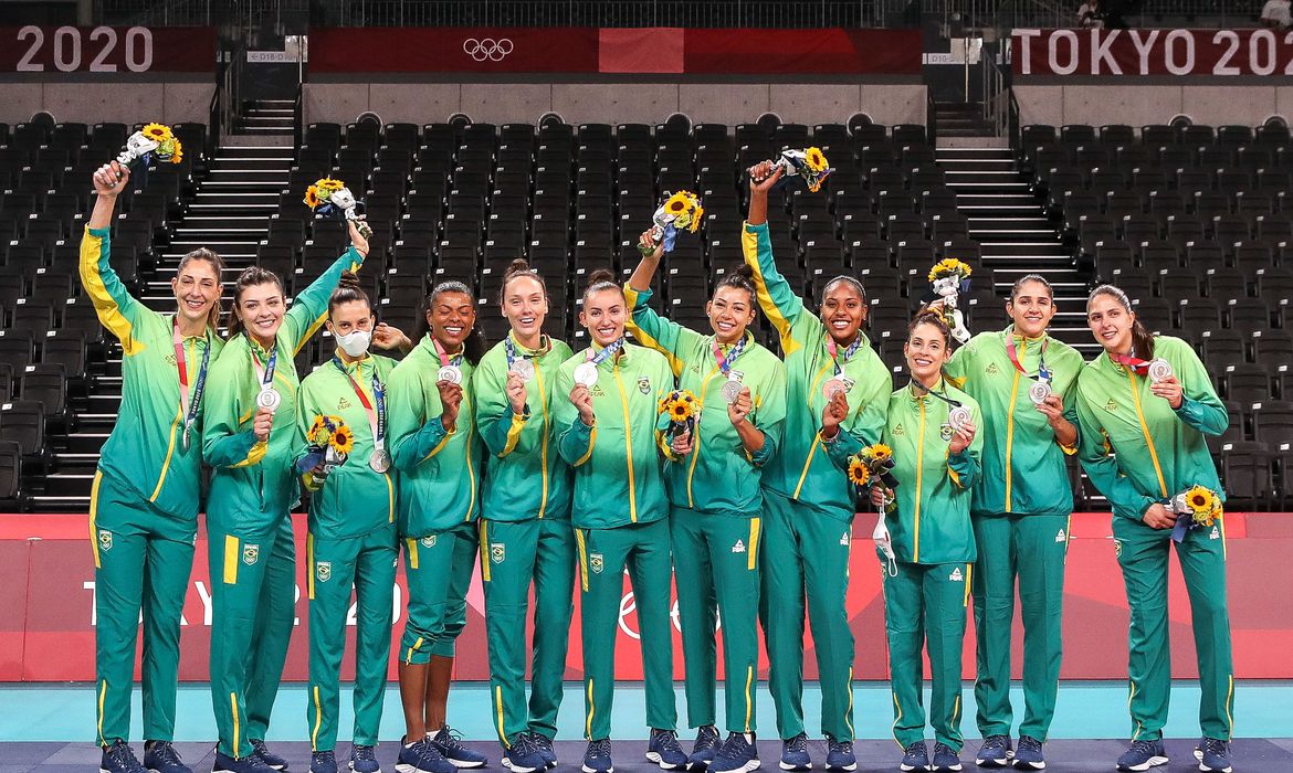 Brasil é prata no vôlei feminino após ser superado pelos ...