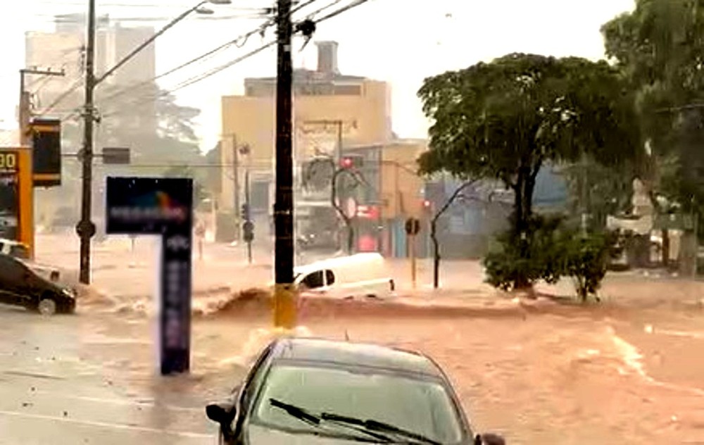 Pancada De Chuva Provoca Alagamentos E Enxurradas Na Avenida Nações ...