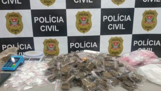 Policiais civis prenderam dois homens que faziam disk entrega com 383 porções de maconha e cocaína, além de 22 comprimidos de ecstasy