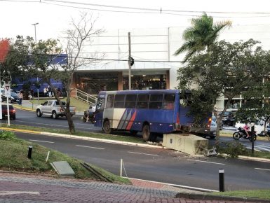 Um acidente de trânsito, envolvendo um ônibus, foi registrado na entrada da cidade de Botucatu na tarde desta quinta-feira, 14 de abril.