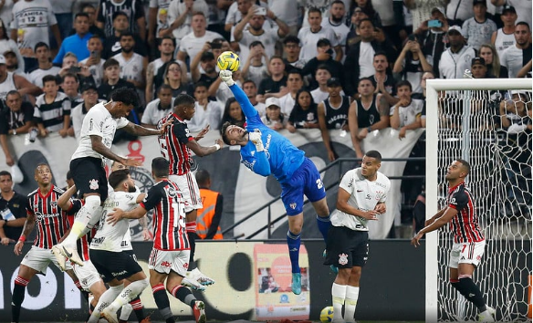 Timão vence o São Paulo por 2 a 1 e abre vantagem nas semifinais da Copa do  Brasil