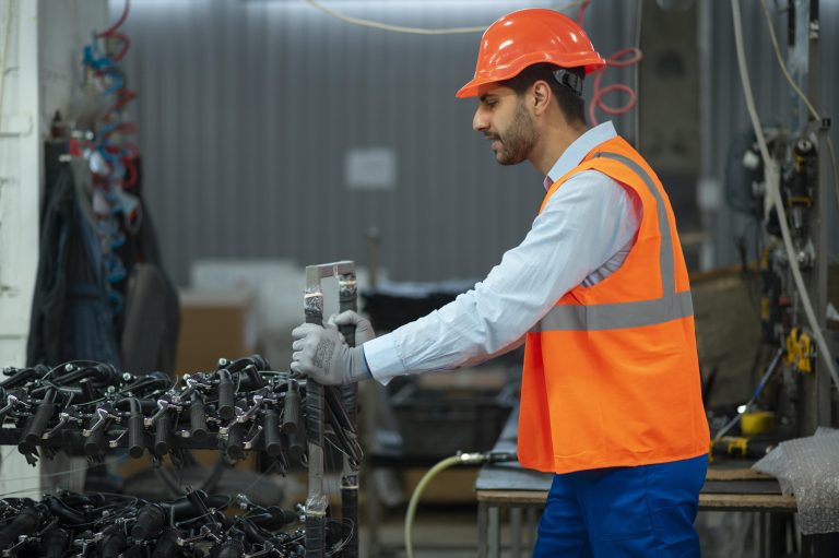 Manutenção industrial envolve ações técnicas e operacionais