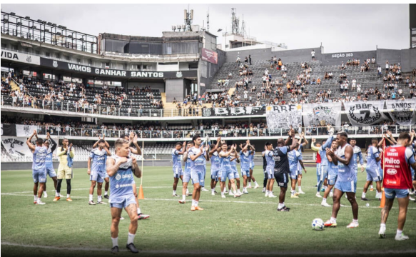 Torcedores do Santos lançam fogos em campo, e jogo contra o