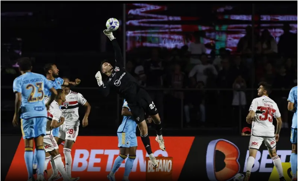 São Paulo vence o Cruzeiro com gol de Luciano e se afasta ainda