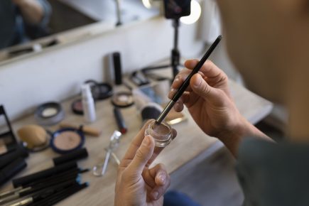 Maquiagem influencia imagem profissional e pode impactar no ambiente de trabalho