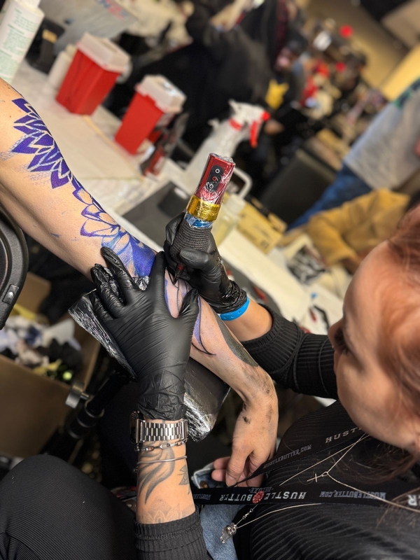 Tatuadora Thaysa Lucena é 2º lugar em evento internacional nos EUA