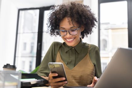 Celular cresce como fonte de renda entre brasileiros em 2025