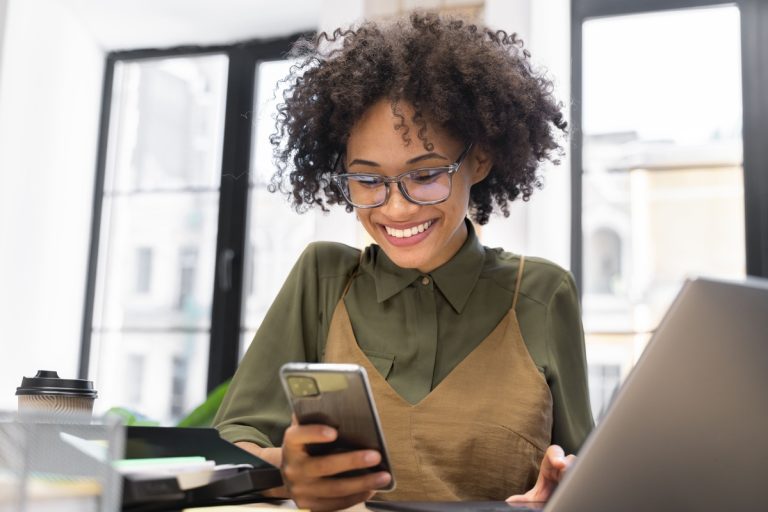 Celular cresce como fonte de renda entre brasileiros em 2025