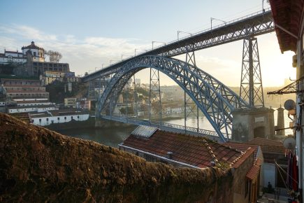 Portugal atrai empresários, mas enfrenta desafios no atendimento