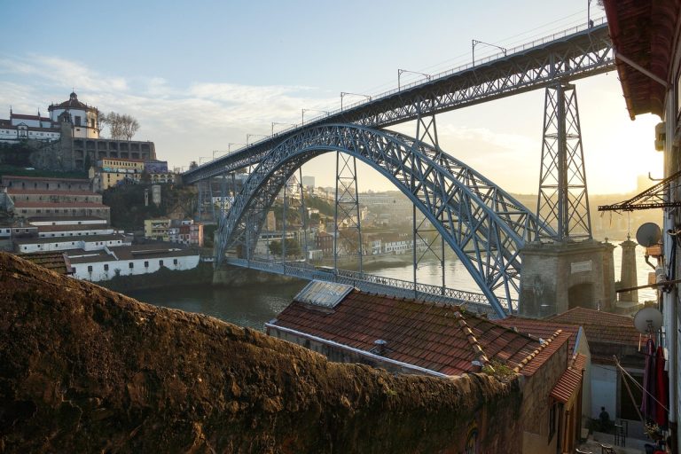 Portugal atrai empresários, mas enfrenta desafios no atendimento