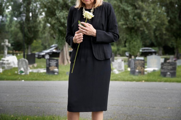 Cadeia de profissionais integra serviços funerários