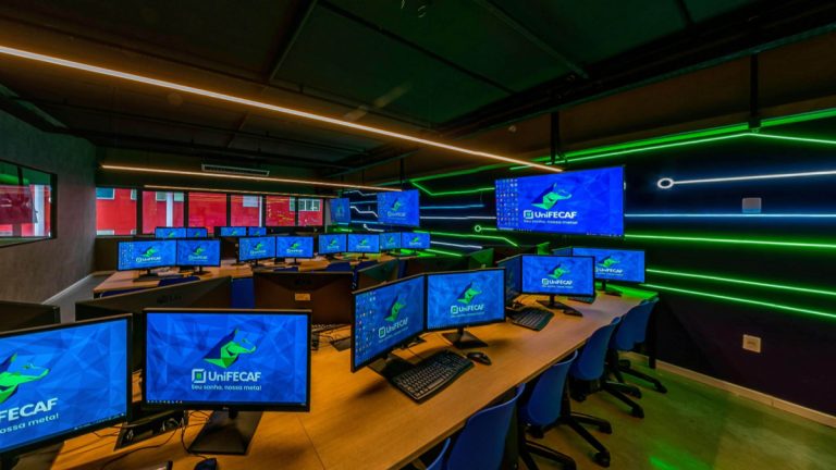 UniFECAF lança pós em IA para advogados e curso de finanças