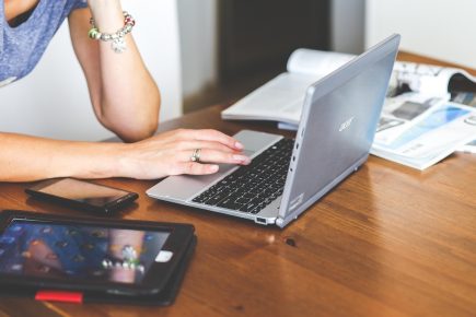 Mulheres 50+ desafiam a invisibilidade pela escrita