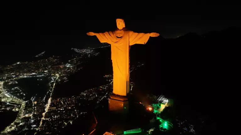 Fiserv ilumina Cristo e reforça compromisso na AL