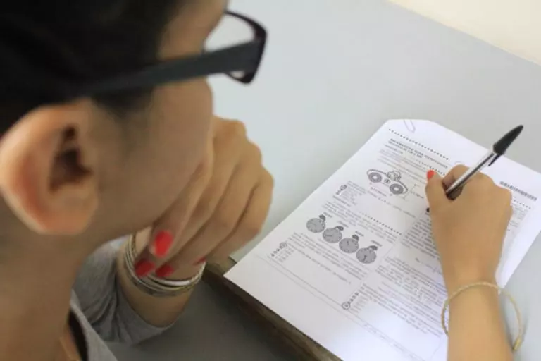 Plataforma AZ fará correção ao vivo do Enem 2025