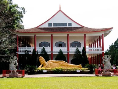 Templo Budista Chen Tien atrai turistas em Foz do Iguaçu
