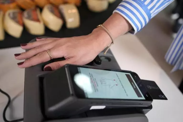 Tecban e Elo lançam pagamento por biometria da palma da mão