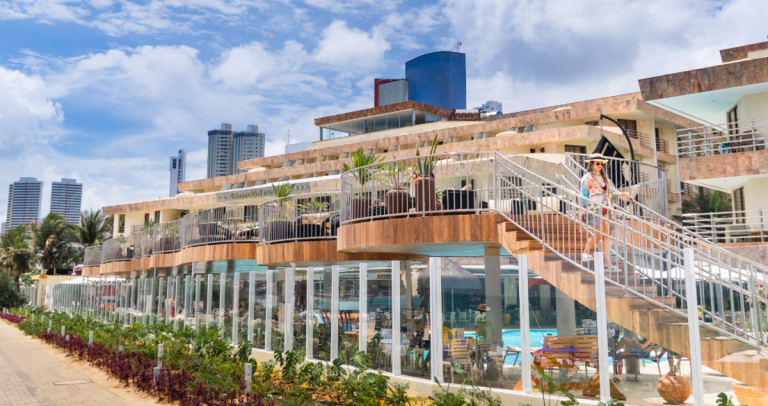 Esmeralda Praia Hotel inaugura deck suspenso em Ponta Negra