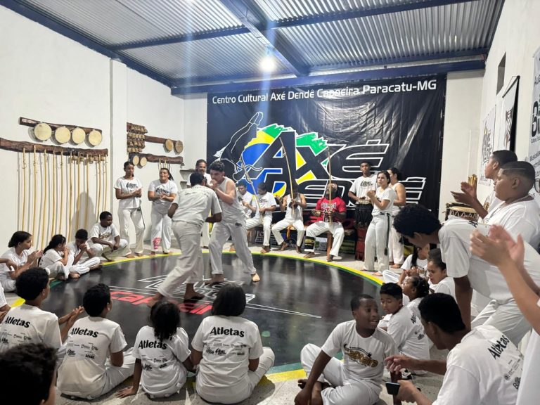 Associação Cultural Axé Dendê planta árvores em Paracatu-MG