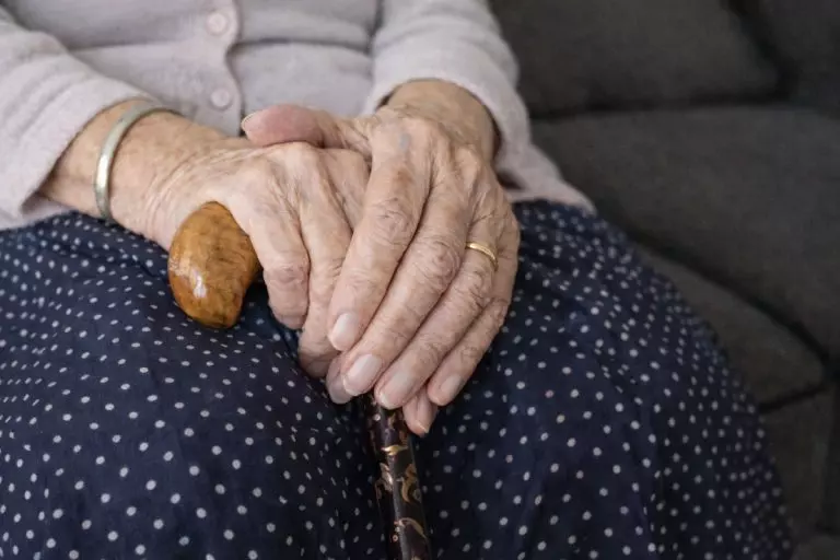 Brasil entra na era da quarta idade e desafia famílias