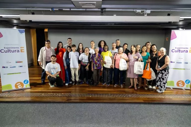 Aos 94 anos, idosa lança livro após experiência com IA e VR