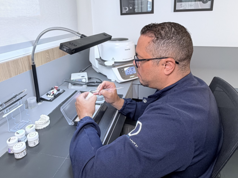 Demanda por sorriso natural muda laboratórios de prótese