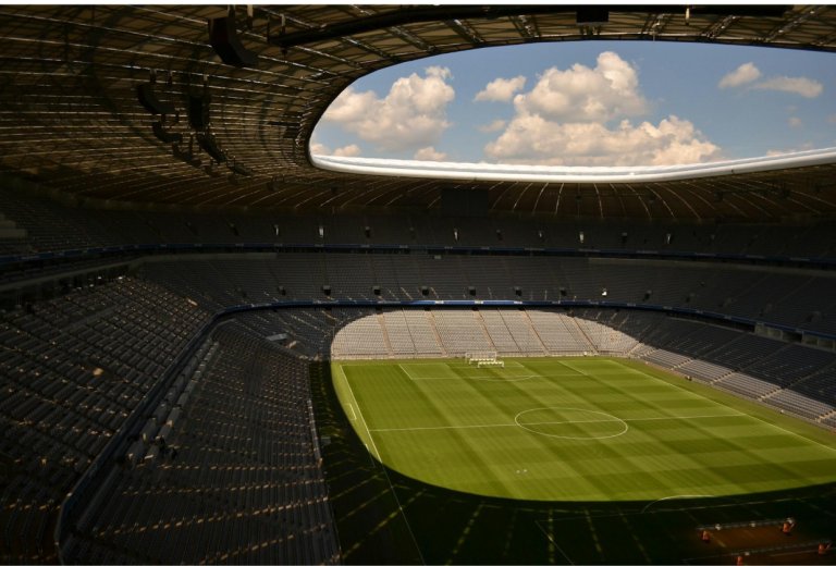 Grande estádio de futebol ainda vazio aguardando o início da partida e a chegada da torcida
