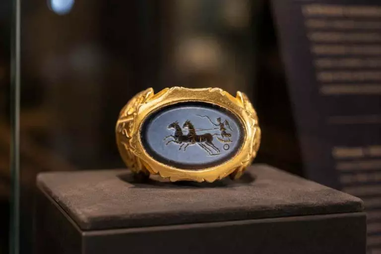 Caminhoneiro encontra anel romano raro com mais de 1.700 anos