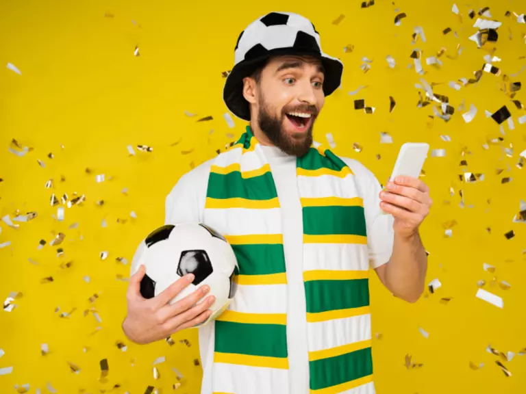 Cartão de TODOS facilita troca de figurinhas da Copa via app